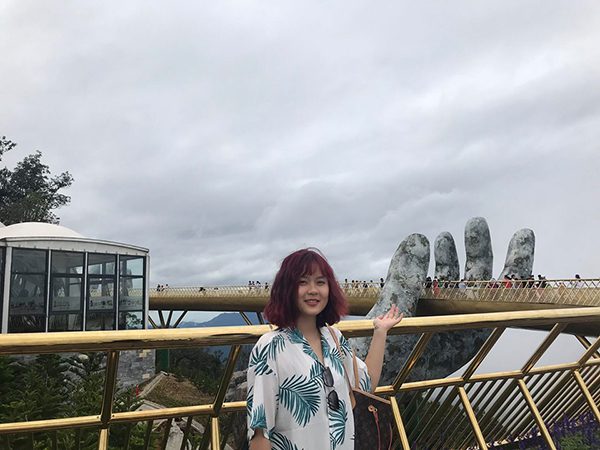 superbe le pont d'or appartenant à l'ensemble de Bana Hill. Le pont se traverse dans les airs avec les mains géants