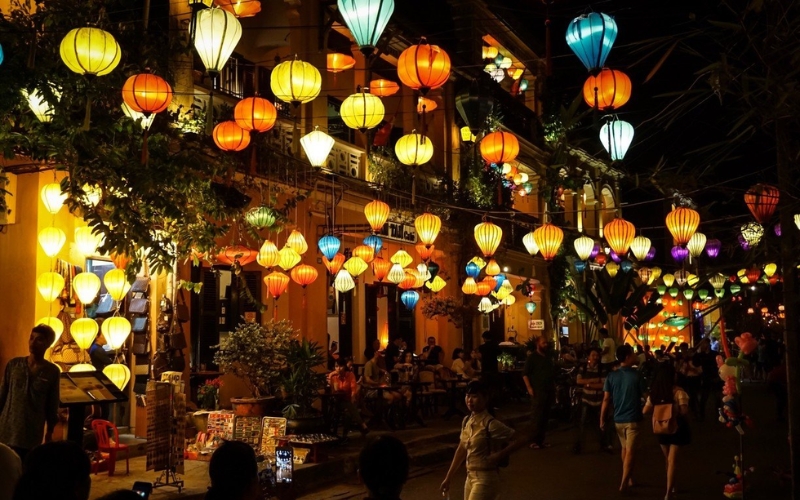 A peaceful evening scene during the Hoi An Lantern Festival