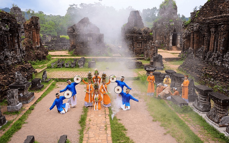 An Apsara dance performance at the ruins
