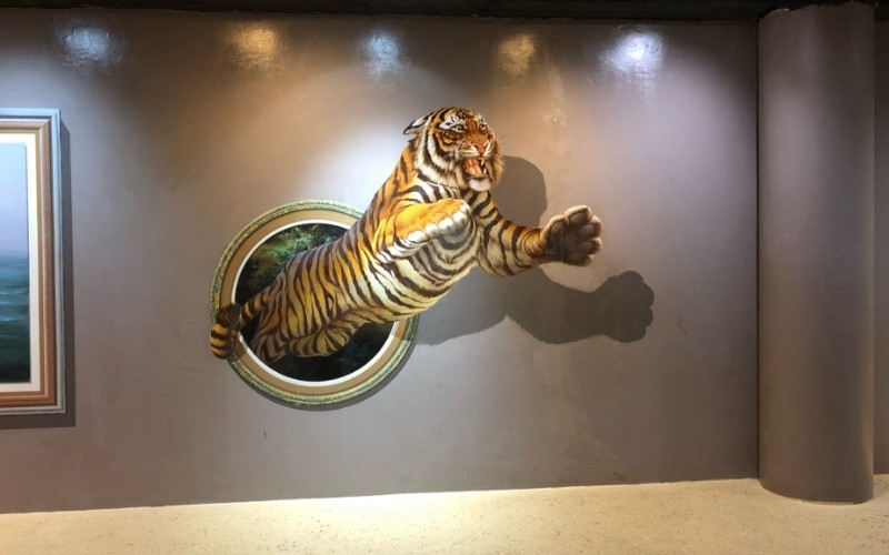 3D wall art at Art in Paradise Chiang Mai featuring a lifelike tiger appearing to leap out of a circular frame.