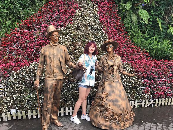 avec un couple doré. C'est ressemblant à deux statues dorées