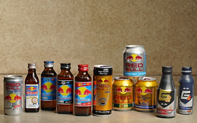 Side-by-side view of Krating Daeng and international Red Bull cans.