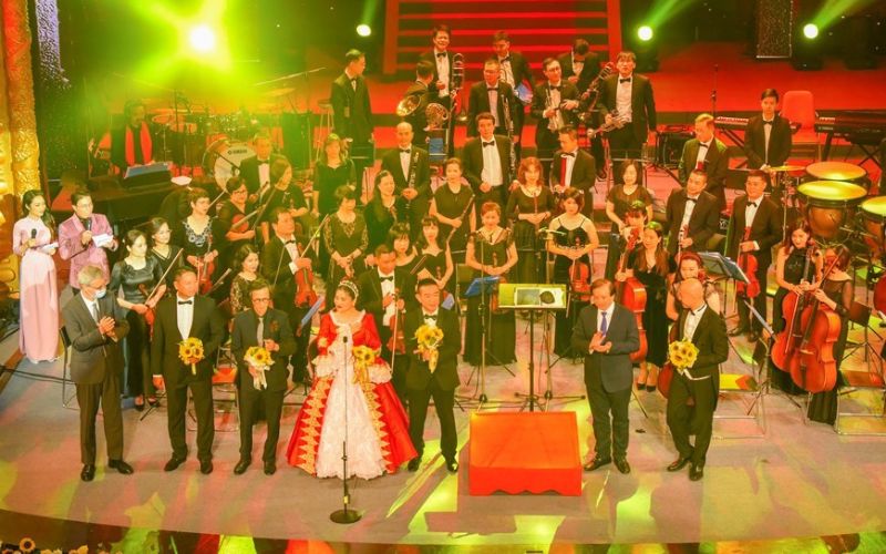 Choir performance at Hanoi Opera House