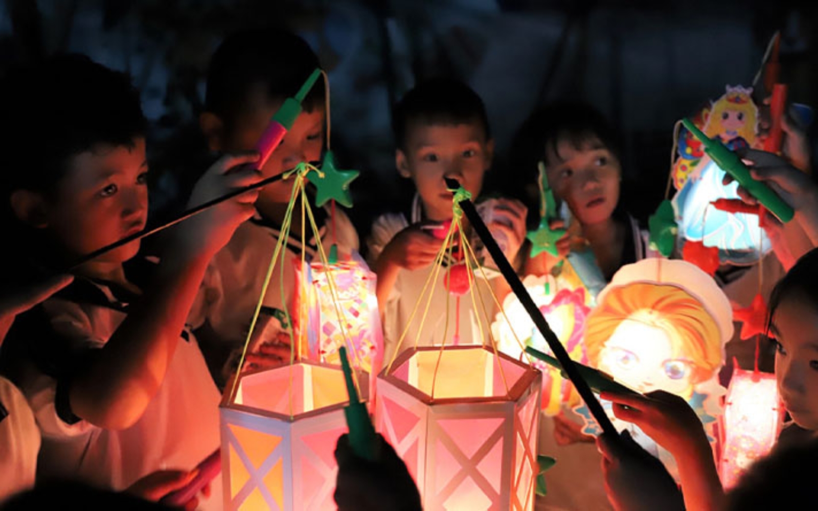 Vintage-style artwork showing Vietnamese children carrying handmade lanterns during Mid-autumn Festival, reflecting its long history as a children’s celebration.