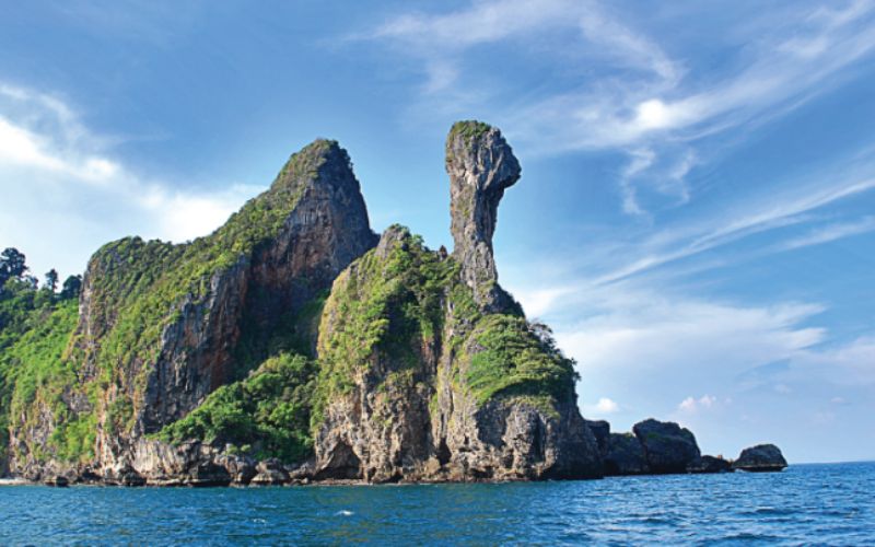 Iconic Chicken Island (Koh Gai) near Krabi, Thailand known for its unique rock formation resembling a chicken’s head, surrounded by clear blue sea