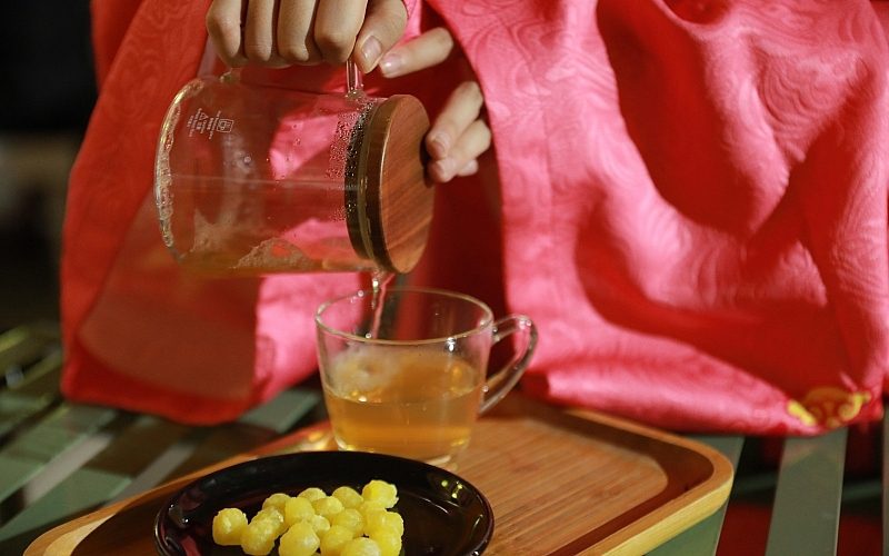 Candied lotus seeds and tea