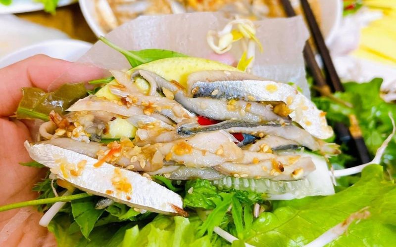 Cua Tung fish salad, a Quang Tri specialty with fresh fish, herbs, peanuts, and chili