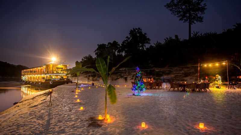 Evening cocktails on sandbar