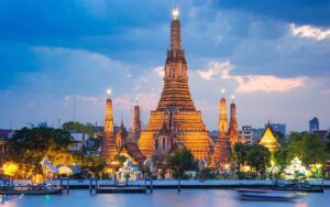 Experience dinner cruise in the Chao Phraya