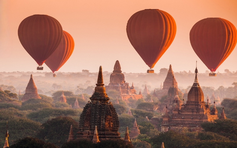Drift above thousands of ancient temples at sunrise in a hot air balloon, one of the most romantic experiences Bagan has to offer. With golden light spilling across the plains and the peaceful silence of the sky, it’s a moment couples will never forget.