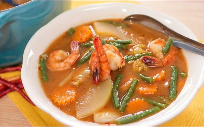 Gaeng som (southern Thai sour curry)