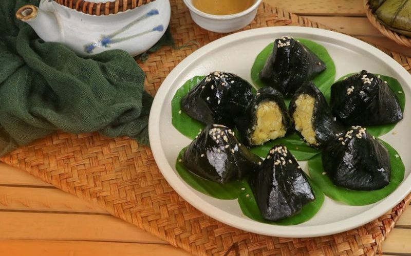 Traditional Vietnamese gai leaf sticky rice cakes with mung bean filling, a specialty of Quang Tri