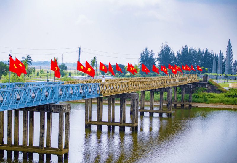 Hien Luong Bridge