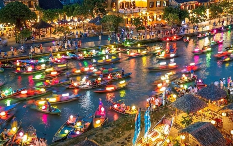 Hoi An Ancient Town comes alive at night with glowing lanterns, colorful reflections on the Thu Bon River, and a magical atmosphere that blends history with romance.