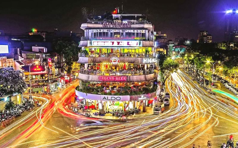 Hoan Kiem Lake by night