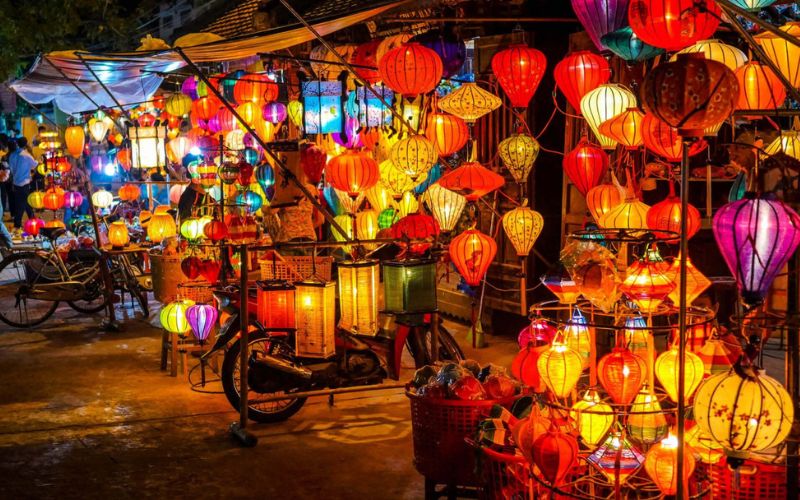 Colorful lanterns glowing at Hoi An Night Market, creating a vibrant and iconic scene of Vietnamese culture and tradition at night