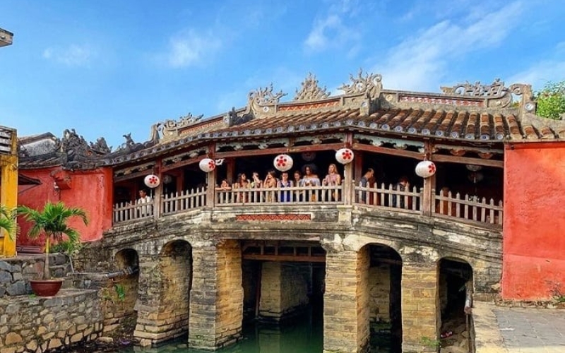 The beautifully preserved 18th-century Japanese Covered Bridge, one of Hoi An’s most famous landmarks with its curved wooden roof and ornate carvings.
