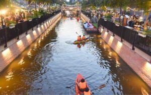 Kayaking through Bangkok