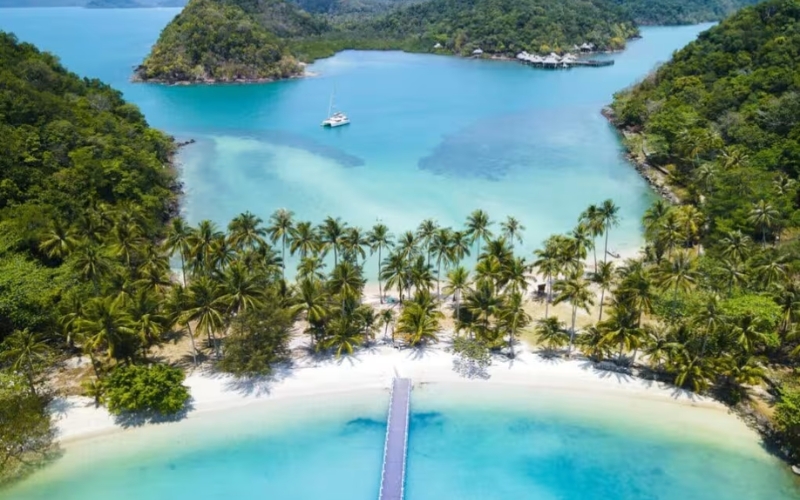 Best for: travelers looking for a quieter and more affordable option, nature lovers with hiking and trekking trips through the rainforest.