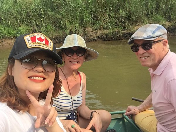 sur un sampan de la vallée d'oiseaux
