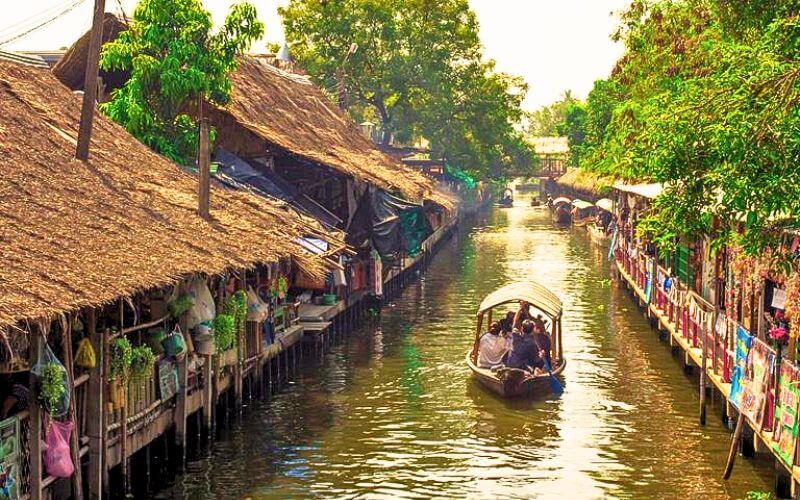 Khlong Lat Mayom Floating Market in Thailand