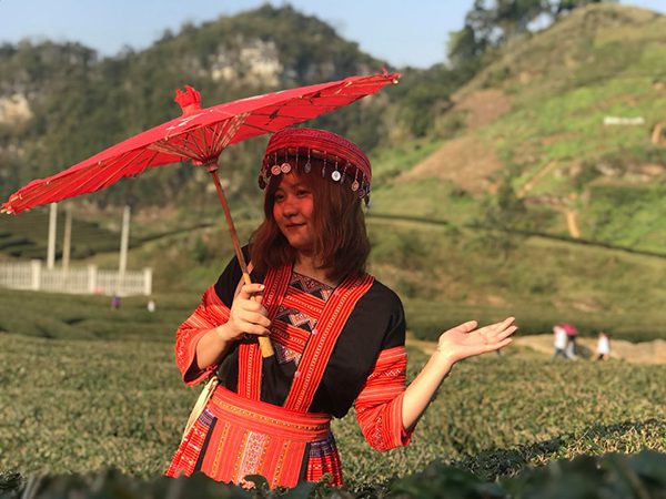 Essaie de porter les habiles des ethnies minoritaires (cela c'est celles des Mongs)