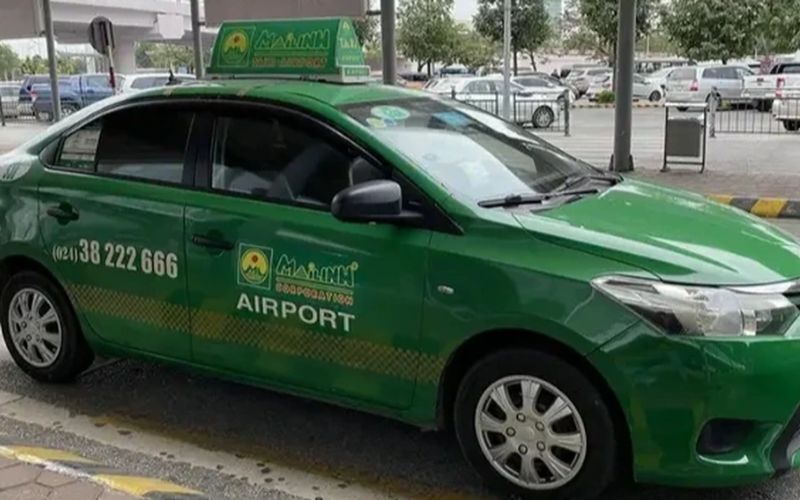 A green car that named Mai Linh Taxi, a famous taxi brand in Vietnam