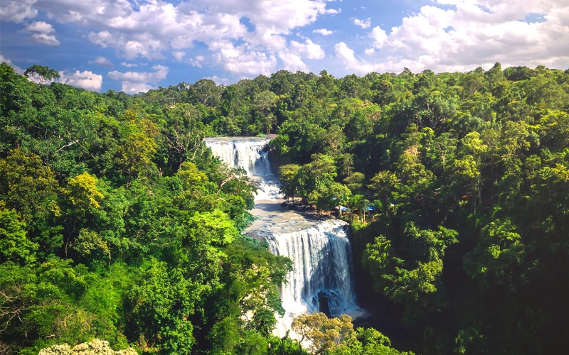 During the rainy season, Mondulkiri’s waterfalls like Bou Sra and Chrey Thom are at their most stunning - full, powerful, and surrounded by lush green hills. It’s the perfect time to feel the fresh mountain breeze, hear the rush of water, and enjoy the wild beauty of Cambodia’s highlands.