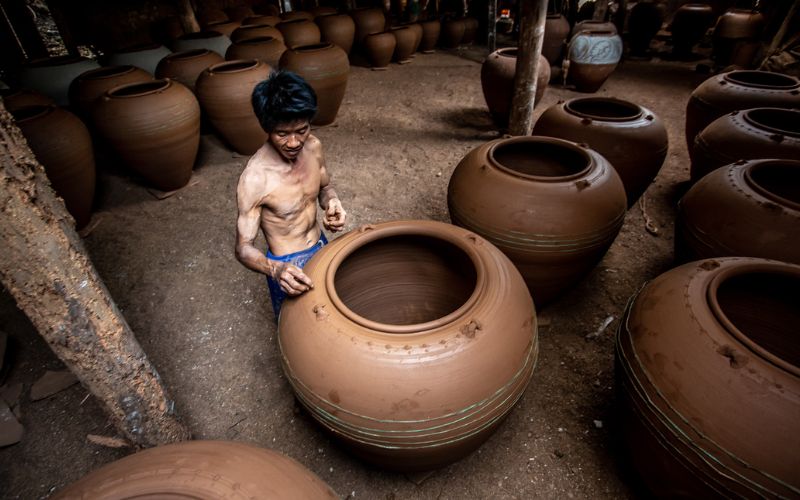 Making pots in Yandabo