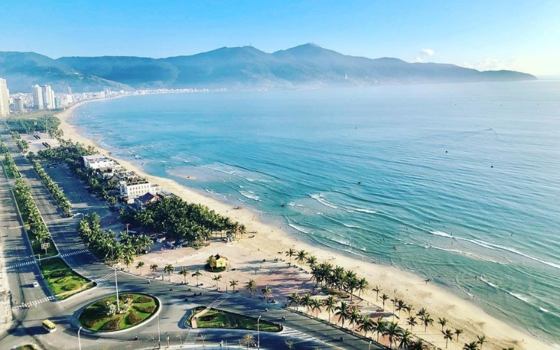 A wide view of My Khe Beach in Da Nang, featuring soft white sand, gentle waves, and clear blue skies, often ranked among the most beautiful beaches in the world for its clean shoreline and peaceful vibe.