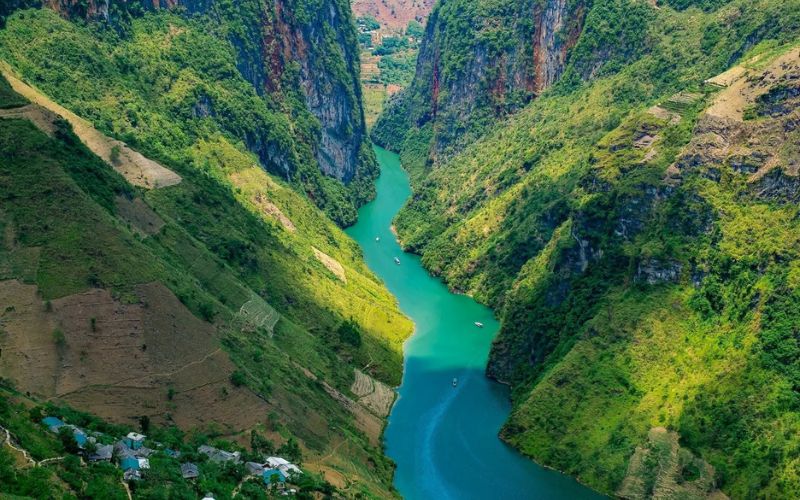 Nho Que River and Tu San Gorge on the Ha Giang Loop, showcasing stunning natural scenery in northern Vietnam
