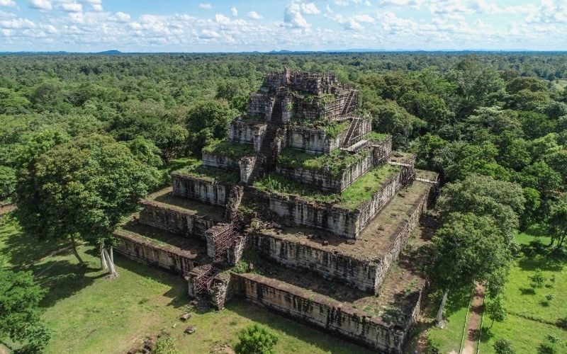 Prasat Thom - a 36m high step pyramid with seven floors