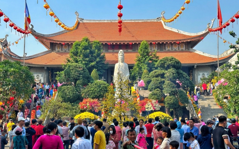 People visit Vinh Nghiem Pagoda to pray at Lunar New Year
