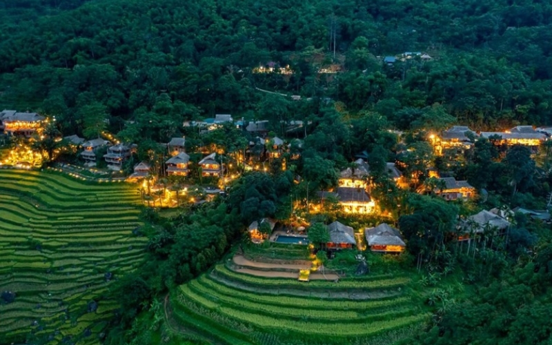 A cozy wooden bungalow sits quietly among golden rice terraces in Pu Luong. The resort blends harmoniously with nature, offering travelers a rustic yet comfortable escape surrounded by serene beauty.