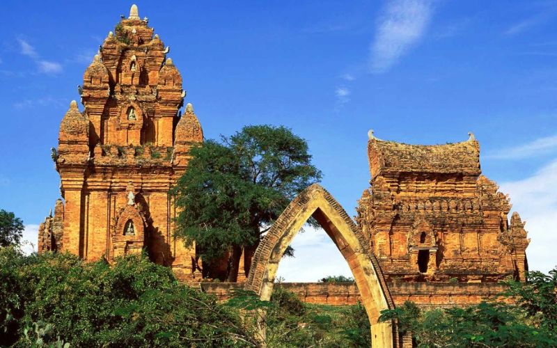 Po Shanu Cham Towers in Mũi Né, Vietnam – ancient red-brick Hindu temples showcasing Champa architecture and historic coastal heritage