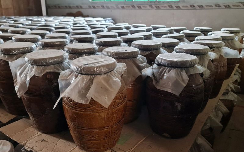 Ruou can (communal rice wine through bamboo straws)