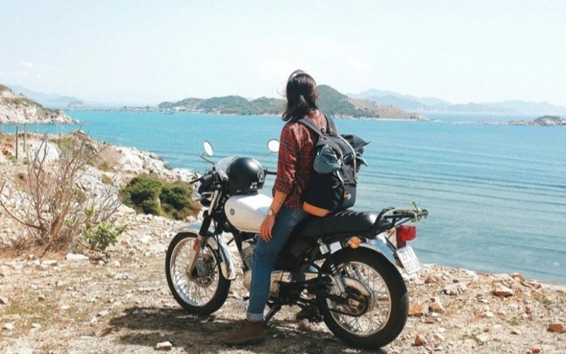 Riding a motorbike through Cat Ba’s winding roads lets you uncover hidden beaches, jungle paths, and scenic coastal views far beyond the tourist trail, an adventure lover’s dream.