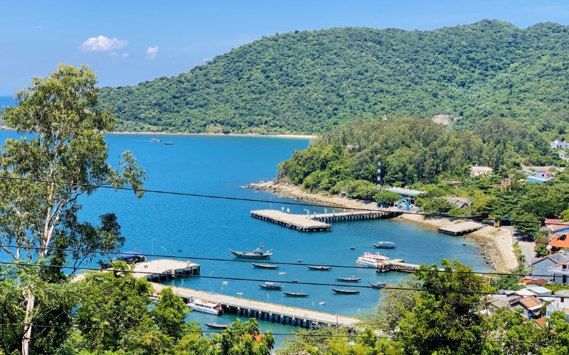 A peaceful view of Cu Lao Cham’s lush green hills and turquoise waters, just a short boat ride from Hoi An, a perfect island escape for nature lovers.