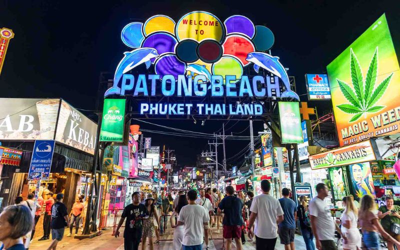 The bustling Bangla Road come to lives with bars, nightclubs, pubs, and intriguing street performances