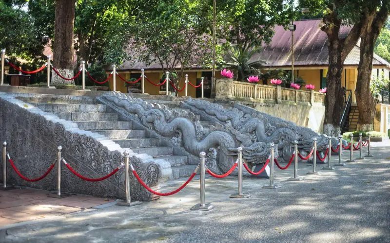 Steps to Kinh Thien Palace