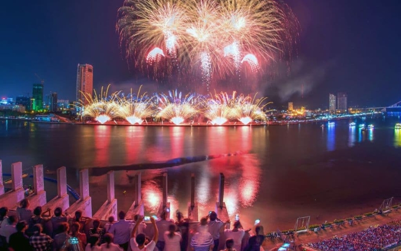 The sidewalks along the Han river are always the most crowded