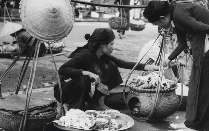 Vintage photo of a street vendor selling pho in Vietnam, capturing the early roots of this iconic noodle soup tradition