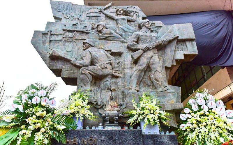 The relief "Hanoi in Winter 1946" was constructed in front of the market