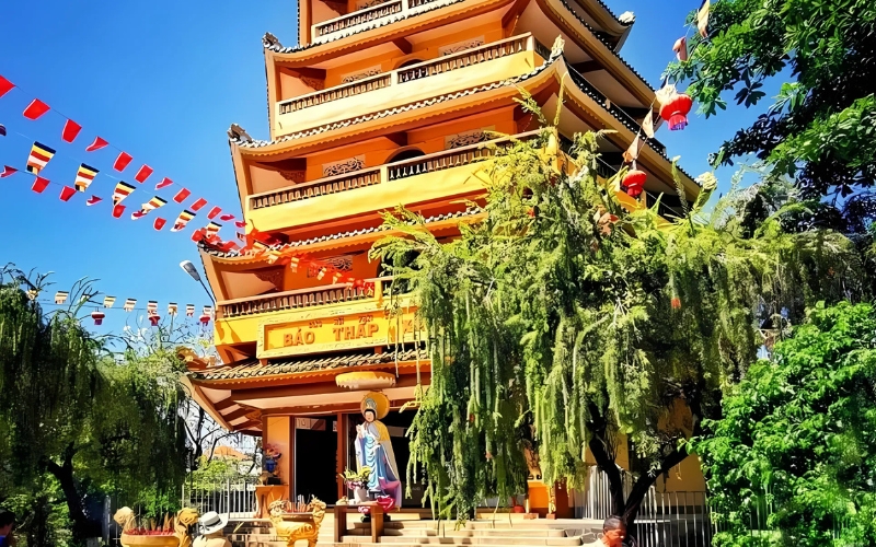 The stupa at Giac Lam Pagoda