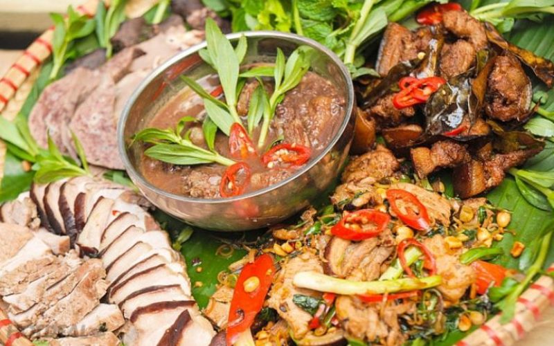 Thit lon cap nach (free-range H'mong pig)