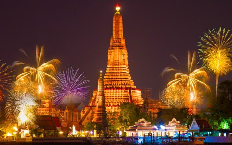Fireworks lighting up the sky above Wat Arun temple in Bangkok during Thailand’s New Year countdown celebrations along the Chao Phraya River.