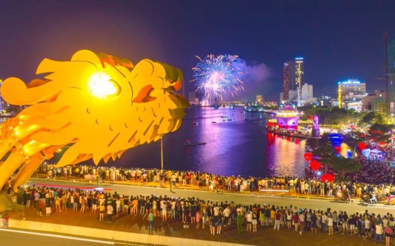 The crowds gather along the Dragon Bridge to watch fireworks