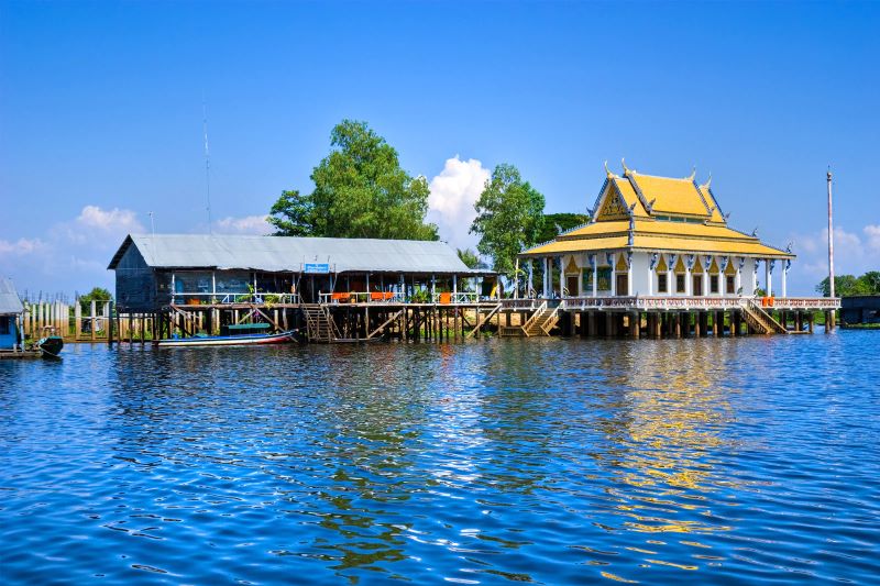 Floating house in Ton Le Sap Lake