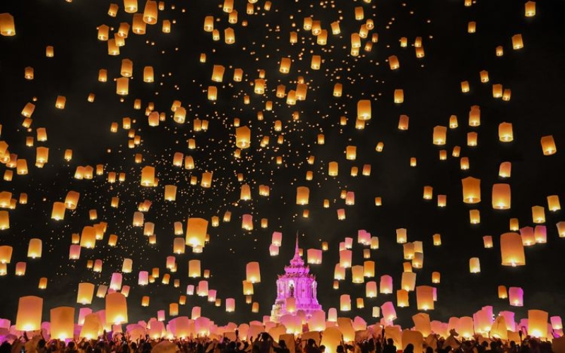A truly magical moment for couples, thousands of lanterns drift into the sky during Chiang Mai’s Yi Peng Festival, creating one of the most romantic scenes in Southeast Asia.