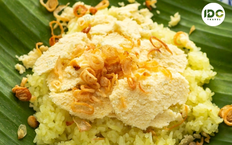 Xoi xeo, Vietnamese mung bean sticky rice topped with shredded mung bean and fried shallots on a banana leaf.